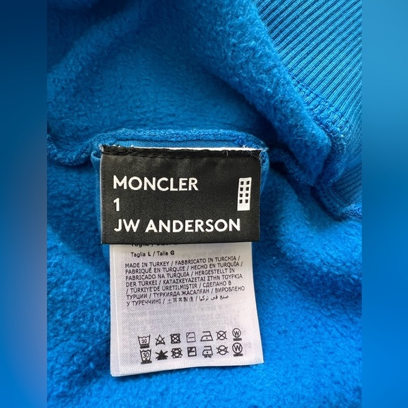✨HOST PICK✨
MONCLER CREWNECK SWEATSHIRT
Garment code:
33867436NXIV - Picture 11 of 14